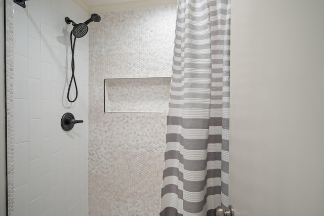 full bathroom with curtained shower