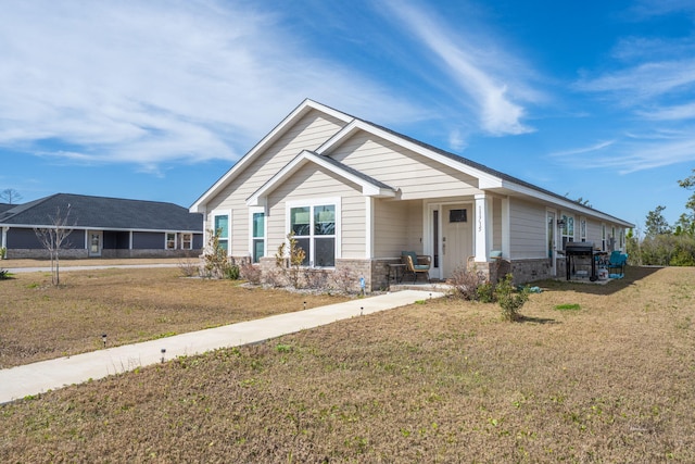 view of front of home featuring a front yard