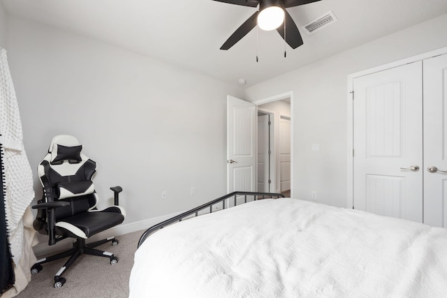 bedroom featuring carpet flooring, a ceiling fan, visible vents, baseboards, and a closet