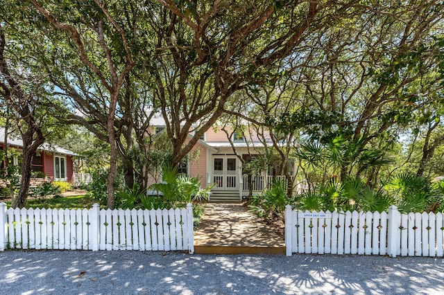 view of front of property featuring a porch, a gate, and a fenced front yard