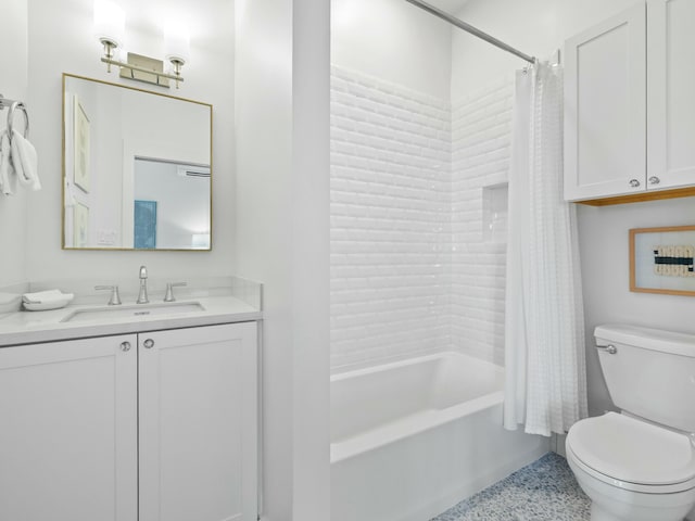 full bathroom with shower / tub combo with curtain, vanity, and toilet