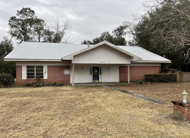 ranch-style home featuring a front lawn