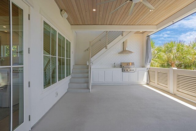 view of patio featuring an outdoor kitchen, area for grilling, and ceiling fan