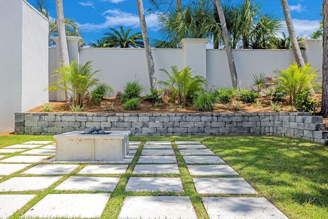 view of yard featuring a fire pit