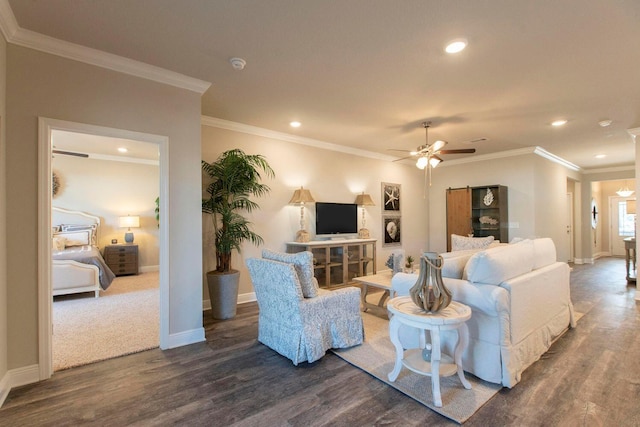 living area featuring dark wood-type flooring, recessed lighting, crown molding, and baseboards