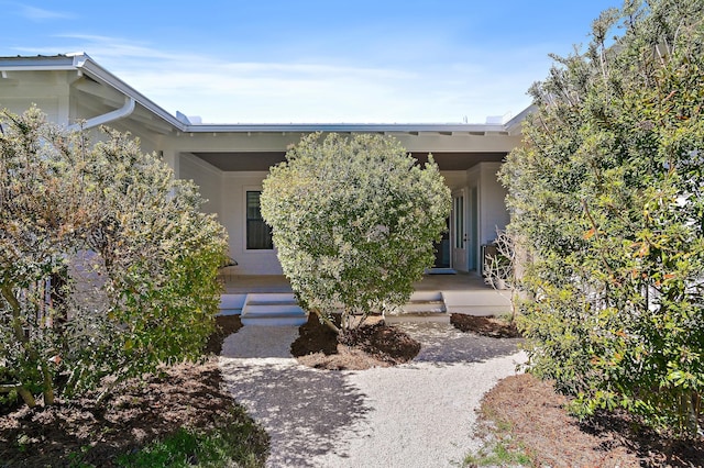 entrance to property featuring covered porch