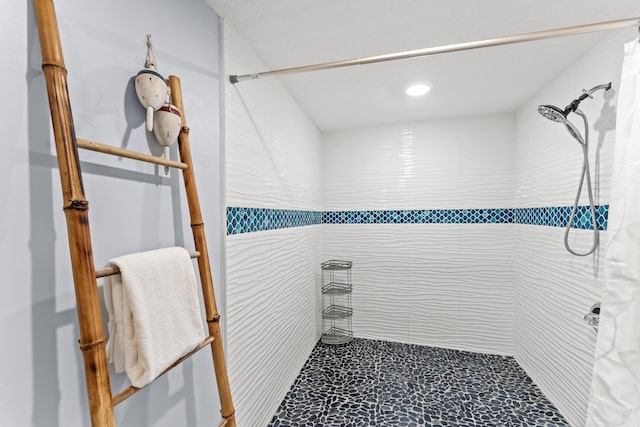 full bathroom featuring a tile shower