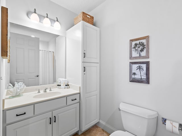 full bath featuring curtained shower, vanity, toilet, and baseboards