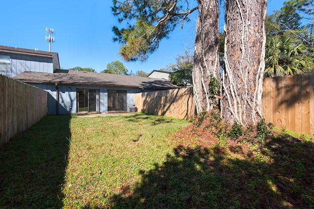 view of yard featuring a fenced backyard