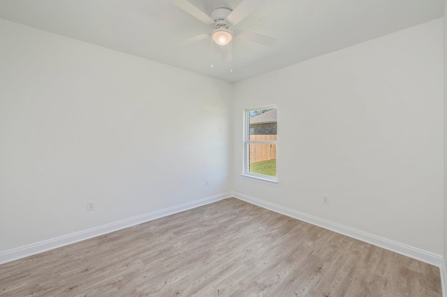 unfurnished room featuring light wood-style flooring, baseboards, and ceiling fan