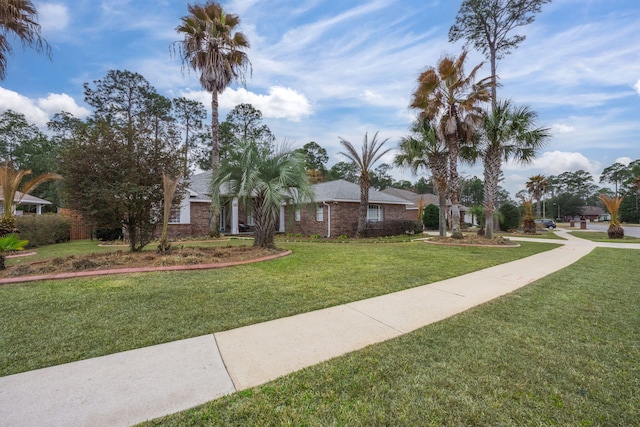 view of front of property featuring a front lawn