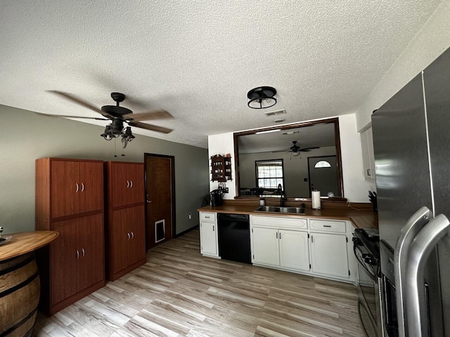 223 W Pinoak Ct, Crestview, FL 32539 - kitchen with appliances with stainless steel finishes, ceiling fan, a sink, light wood finished floors, and a textured ceiling