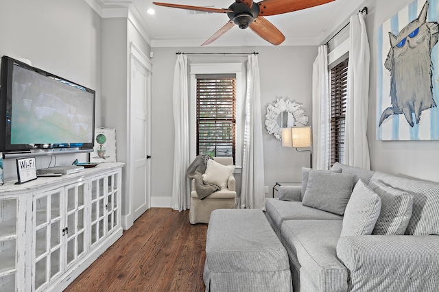 living room with baseboards, a ceiling fan, wood finished floors, crown molding, and recessed lighting