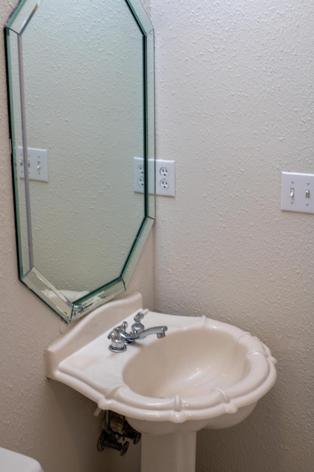 1700 Dellmont Cv, Niceville, FL 32578 - bathroom featuring a sink