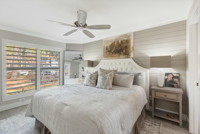 bedroom with baseboards, light wood-style flooring, a ceiling fan, and crown molding