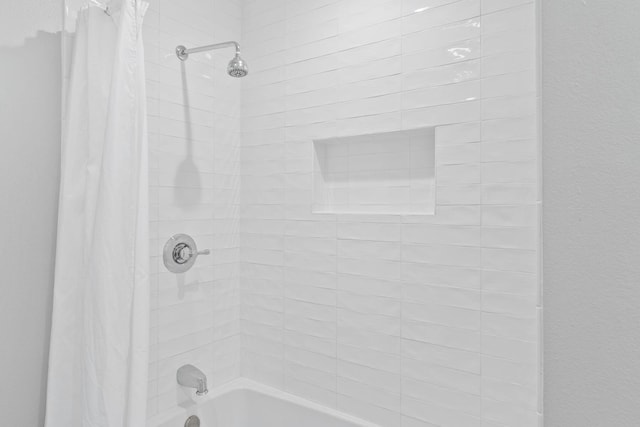 bathroom featuring shower / bath combo