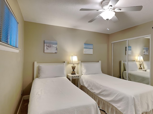 bedroom featuring ceiling fan, a textured ceiling, baseboards, and a closet