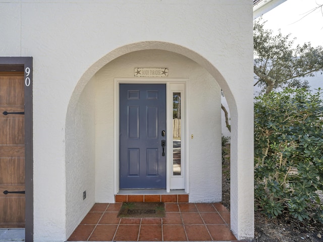 property entrance with stucco siding