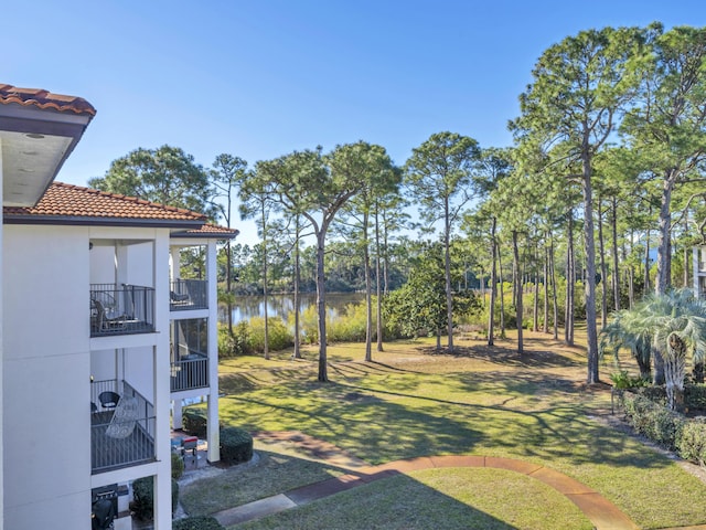 view of yard featuring a water view