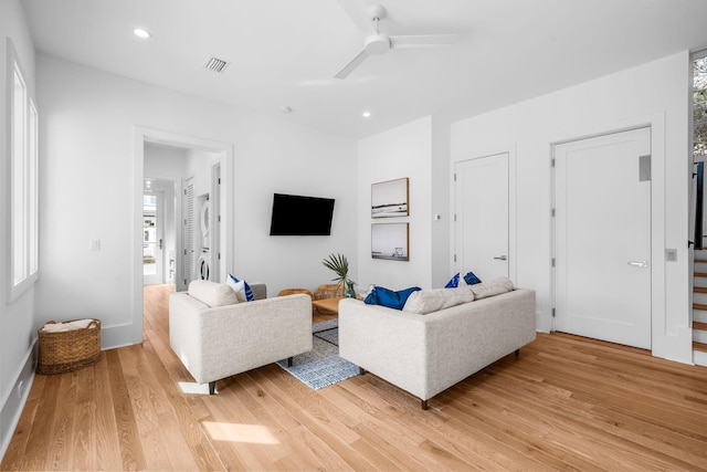 living area with recessed lighting, visible vents, light wood-style floors, a ceiling fan, and baseboards