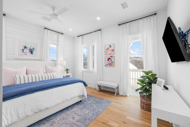 bedroom featuring light wood-style flooring, visible vents, ceiling fan, and recessed lighting