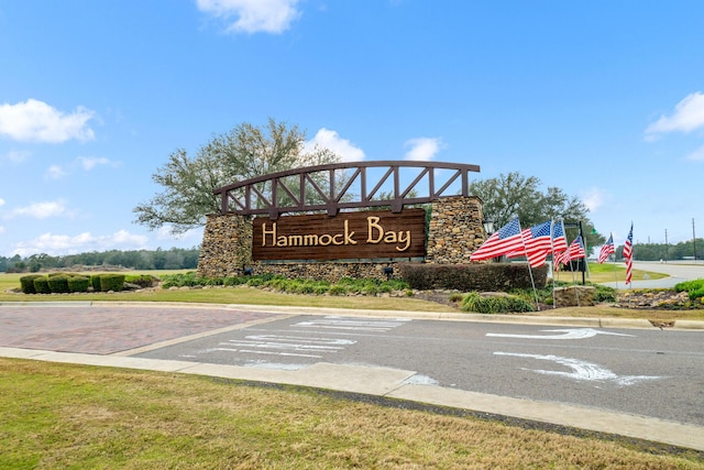 community / neighborhood sign featuring a yard