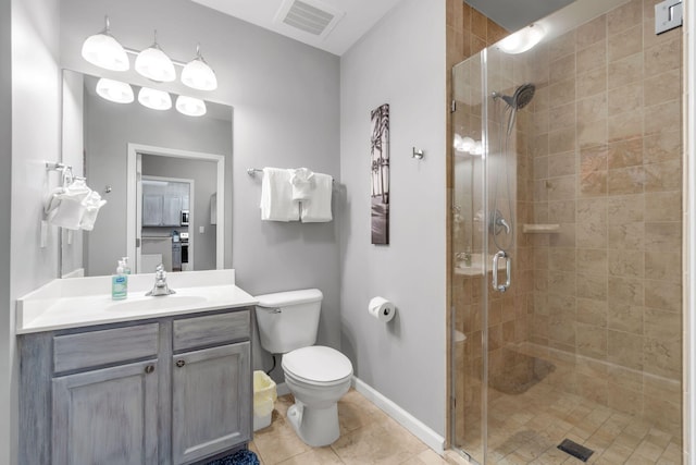 full bath featuring toilet, vanity, visible vents, baseboards, and a stall shower