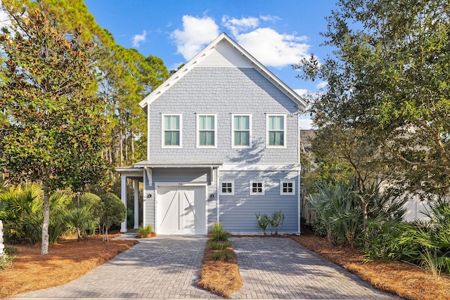 view of front facade featuring decorative driveway