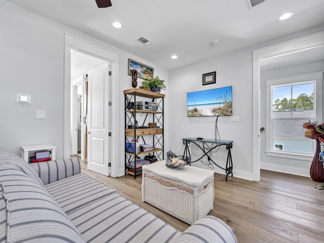 living room featuring recessed lighting, visible vents, light wood-style floors, ceiling fan, and baseboards