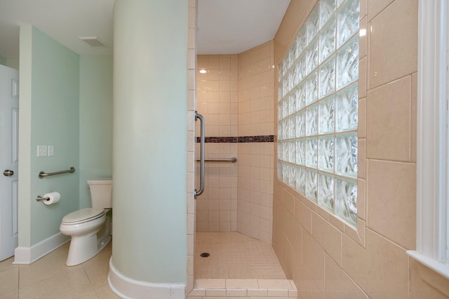 full bath featuring visible vents, a tile shower, toilet, and tile patterned floors