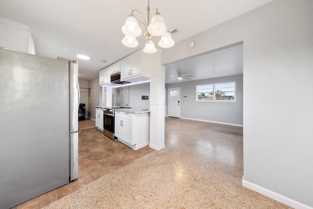 kitchen featuring stainless steel appliances, visible vents, white cabinets, baseboards, and ceiling fan with notable chandelier