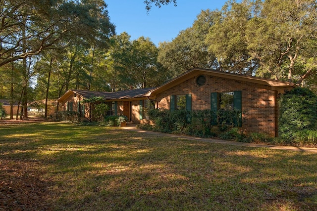 view of front of home featuring brick siding and a front yard