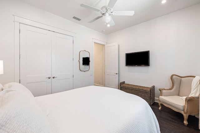 bedroom with recessed lighting, dark wood-style flooring, visible vents, a ceiling fan, and a closet