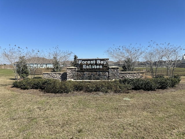 community / neighborhood sign featuring a yard