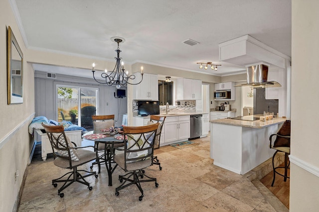 dining room with visible vents, crown molding, a notable chandelier, and baseboards