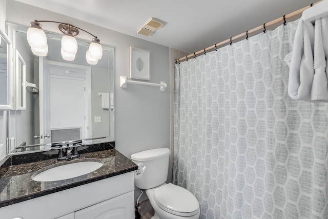 full bath featuring toilet, a shower with curtain, visible vents, and vanity