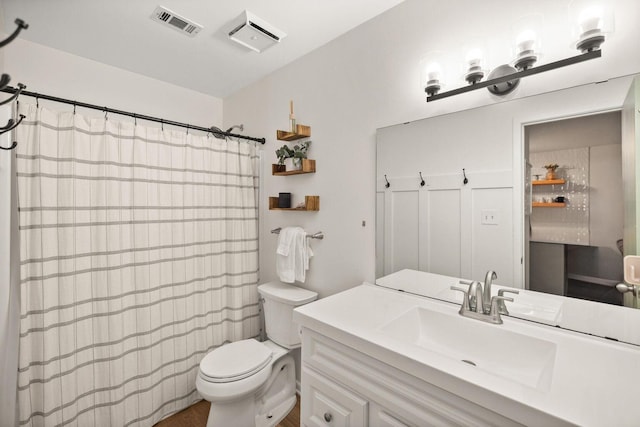 full bathroom featuring a shower with shower curtain, visible vents, vanity, and toilet