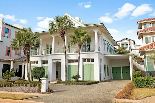 view of front of property with stucco siding and decorative driveway