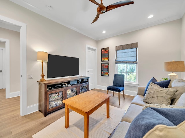 living area with light wood-style flooring, baseboards, a ceiling fan, and recessed lighting