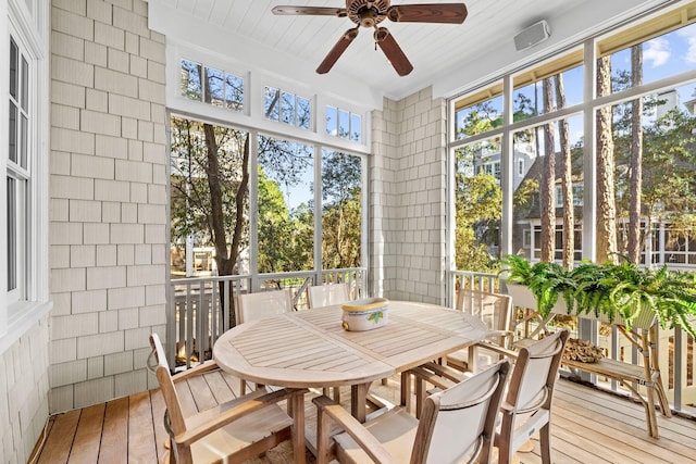 sunroom / solarium featuring a ceiling fan