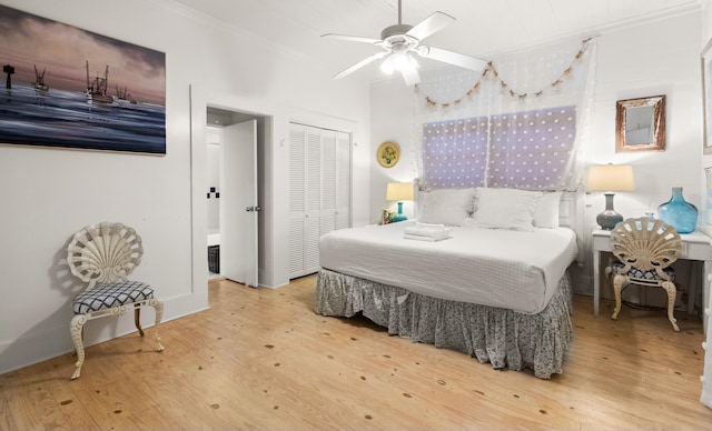 bedroom with crown molding, a closet, ceiling fan, and wood finished floors