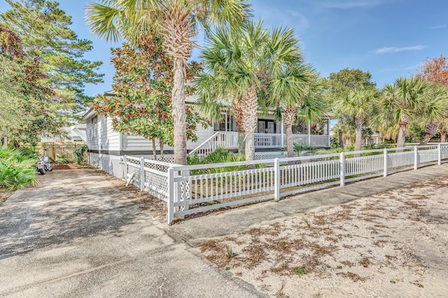 view of front of property featuring a porch and a fenced front yard