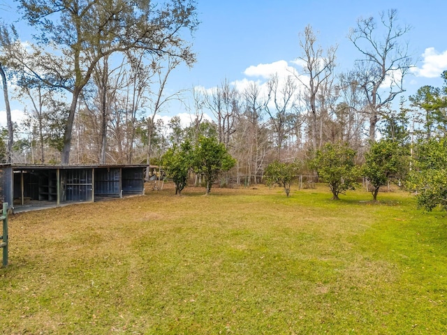 view of yard with an outbuilding