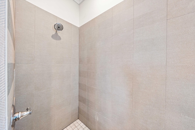 bathroom featuring tiled shower