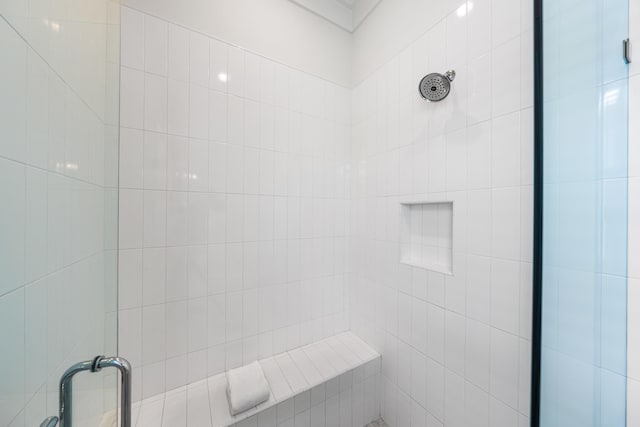 full bathroom featuring tiled shower