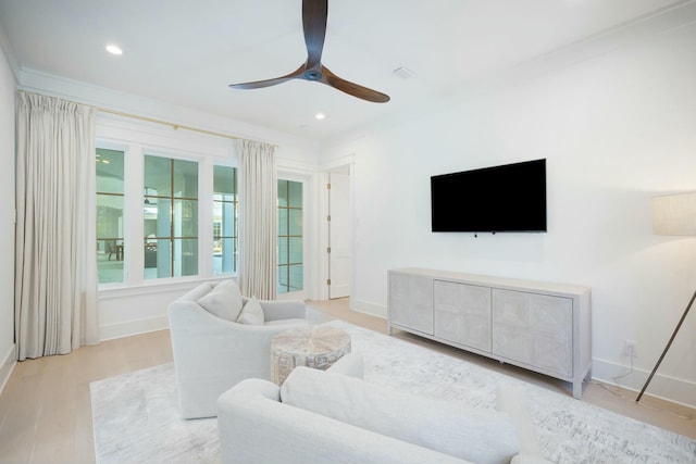 living area featuring ceiling fan, recessed lighting, baseboards, and light wood-style floors