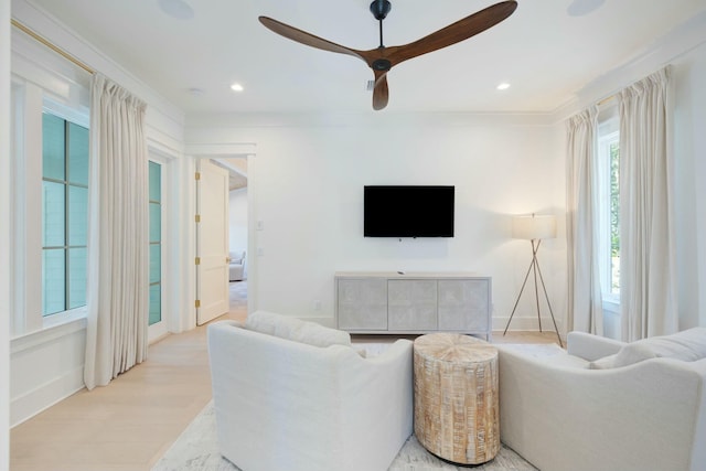 living area featuring ceiling fan, recessed lighting, wood finished floors, baseboards, and ornamental molding