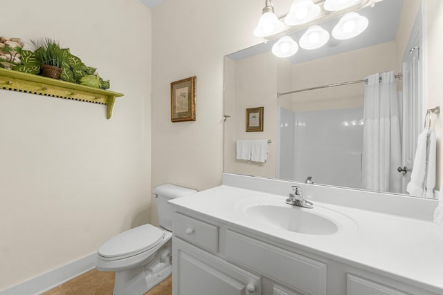 full bath featuring a shower with shower curtain, toilet, vanity, baseboards, and tile patterned floors