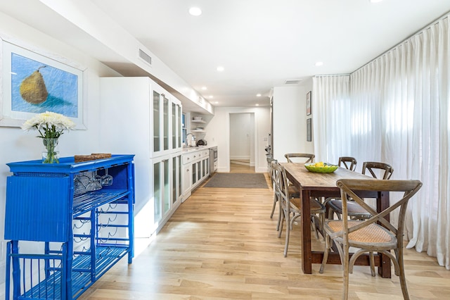 dining area featuring visible vents, light wood-style flooring, and recessed lighting