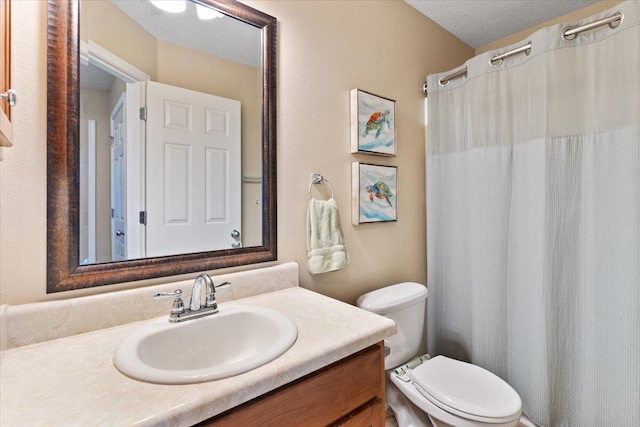 full bath with toilet, a shower with curtain, and vanity